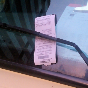 駐車違反切符切られた…と思ったら、そこにはまさかのメッセージが（中国）
