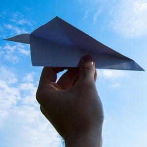 兄ちゃんがくれた一見普通の「紙飛行機」。下から見ると…！！！