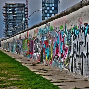 「違う…そうじゃないｗ」Googleに『ベルリンの壁』の崩壊理由を聞いてみた結果ｗｗｗ