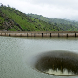 こんな景色見たことある!? マレーシアにある「ダム穴が真上から見える橋」が恐ろしすぎる😱