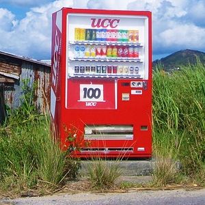 「さすが雪国…」長野県の山中にある自販機の設置方法が独特すぎるｗ