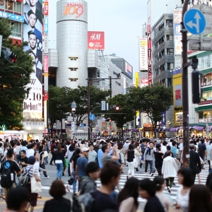 【警察沙汰】あまりに過剰な「新型コロナ対策」が渋谷スクランブル交差点で目撃される…😱