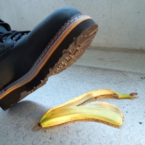【意外】バナナの皮よりも100倍滑る！？ 地面に落ちていたら要注意な食材がコチラ！