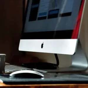 「iMacを床に置いて目を離したら…やられた」Apple信者卒倒な光景がこちら😱