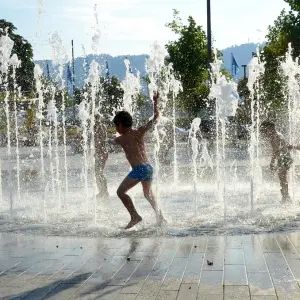 【動画】この子の噴水の楽しみ方が…悟りの境地に達している😂