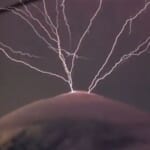 【神秘】グアテマラの山から発生した「雷樹」がSFすぎる😳