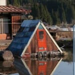 【珍百】ある民家の池の中に建ったテントのような形の小屋…その用途が意外すぎた😳