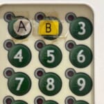 【納得】数字ボタンで商品を指定する自販機で「1、2」だけを「A、B」に置き換える理由が面白い🤔