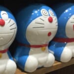 【速報】セリアで売っているドラえもんのフィギュアが…ぺしゃんこすぎる件ｗｗｗ