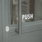 「扉のPUSHとPULLって一瞬迷うよな～」を解決する素晴らしい“PULLマーク”が発見されるｗｗｗ